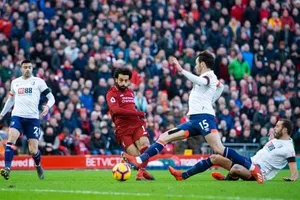 Liverpool, Arsenal cùng thắng, ngôi vương gay cấn, Top 4 căng