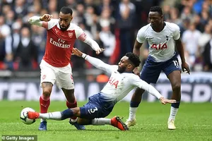 Arsenal đánh rơi chiến thắng phút cuối trước Tottenham