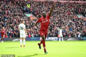Liverpool lội ngược dòng trong ‘cơn mưa’ bàn thắng tại Anfield