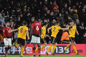 Smalling ‘đốt đền’, MU thua sốc trước Wolverhampton