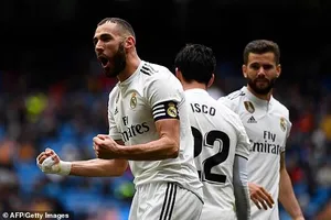 Benzema lập cú đúp, Real Madrid ngược dòng hú hồn trên sân nhà