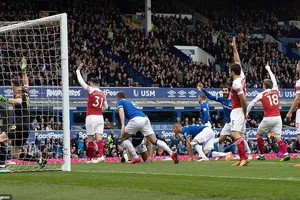 Arsenal thua đau, 'đua' Top 4 Premier League hấp dẫn khó lường