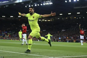 Hậu vệ 'đốt đền', MU gục ngã trước Barcelona ở Old Trafford