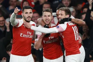 Arsenal 'xử gọn' Napoli trong hiệp một, Chelsea thắng chật vật
