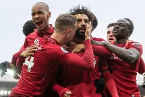 Salah lập siêu phẩm, Liverpool hạ gục Chelsea lấy lại ngôi đầu