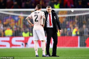 HLV Solskjaer thừa nhận đẳng cấp vượt trội của Barcelona