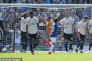Thua tan nát Everton, MU rời xa Top 4 Premier League