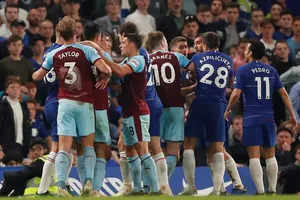 Bị Burnley 'níu chân', Chelsea bỏ lỡ cơ hội vàng