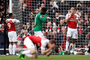 Theo chân MU, Arsenal cũng 'buông' Top 4 Premier League