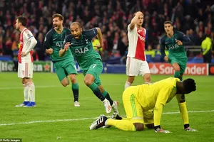 Moura lập hat-trick, Tottenham ngược dòng khó tin loại Ajax