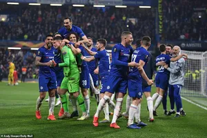 Chelsea vào chung kết Europa League sau loạt 'đấu súng'