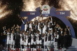 Juventus đăng quang hoành tráng, căng thẳng đua Top 4 Serie A