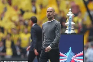 HLV Pep Guardiola giận dữ vì tin đồn thất thiệt