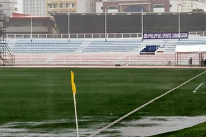 Mặt sân thi đấu trận Việt Nam - Singapore ngập trong biển nước