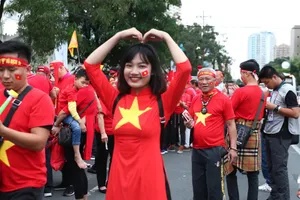 CĐV cuồng nhiệt cổ vũ cho U-22 VN bên ngoài sân Rizal Memorial