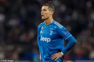 Siêu sao Ronaldo bị cách ly vì dịch COVID-19