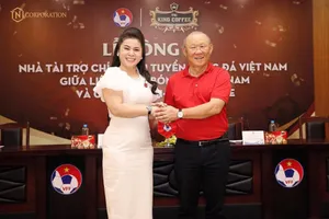 Cái bắt tay của bà Diệp Thảo và HLV Park Hang-seo