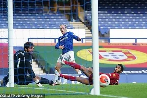 Salah dự bị, Liverpool không thắng vẫn tiến sát ngôi vương