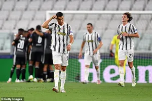 Ronaldo rực sáng, Juventus vẫn cay đắng rời Champions League