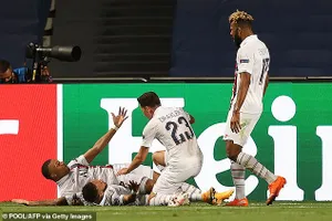 Tái hiện màn ngược dòng ngoạn mục của MU, PSG vào bán kết C1