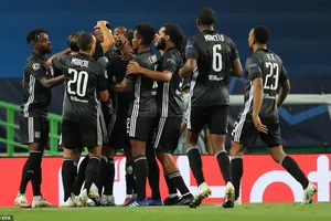 Siêu dự bị ghi 2 bàn, Lyon loại Man City khỏi Champions League