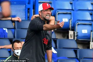Bên ngoài đường biên, HLV Klopp tức giận mắng ‘bạn bị điên à'