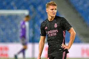 Một ngôi sao mắc COVID-19, cả đội Real Madrid bị vạ lây