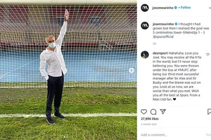 Hành động lạ trước khung thành của Mourinho ở Europa League