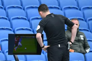 Trọng tài, VAR và trận đấu đi vào lịch sử bóng đá của MU