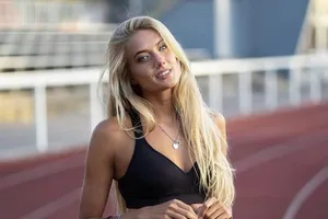 Hotgirl khiến Man United mua hụt Sancho