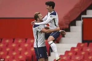 Hàng thủ MU ‘tấu hài’, Kane và Son ‘nhảy múa phá nát bầy quỷ’