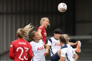 Hạ Tottenham, MU lần đầu lên ngôi đầu bảng bóng đá Anh