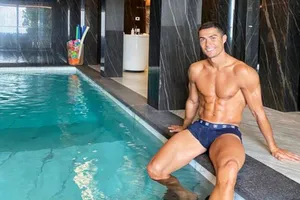Ronaldo chỉ cách ăn sạch sống khỏe phòng tránh COVID-19