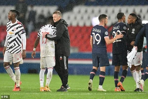 MU hạ PSG, Solskjaer nói McTominay chỉ thi đấu bằng... một mắt