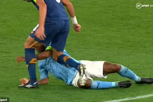 ‘Đồ tể’ Pepe suýt giết chết Sterling ngay trên sân