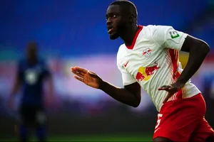 Upamecano ở Old Trafford chốt hợp đồng, MU kỳ kèo 200.000 bảng