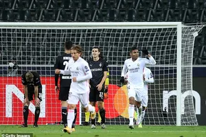 Real Madrid thoát hiểm ngoạn mục phút 90+3, Bayern thắng khó