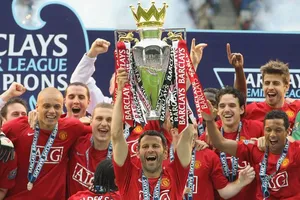 Huyền thoại Giggs lo sợ MU giống Liverpool