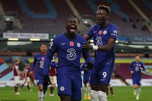 Tân binh rực sáng, Chelsea bay vào Top 4 Premier League