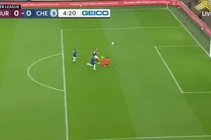VAR đứng hình giúp Chelsea và Mendy, CĐV chỉ trích dữ dội