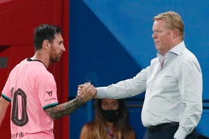 HLV Koeman lên tiếng về màn đi bộ gây sốt của Messi