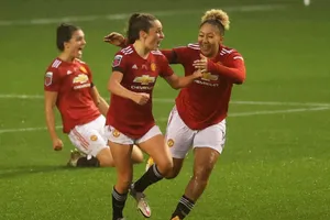 Hạ gục Arsenal vô đối, MU lên ngôi đầu bảng bóng đá Anh