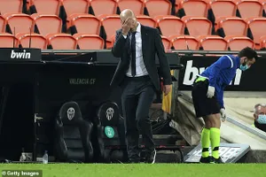HLV Zidane từ chối hiểu sau thảm bại của Real Madrid