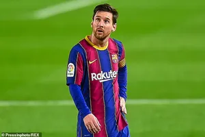 Messi chưa chịu giảm lương, Barcelona sẽ phá sản