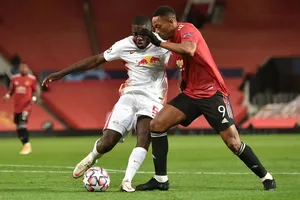 MU khẳng định sẽ mua Upamecano