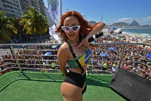 Lộ diện bạn gái mới xinh đẹp của Neymar