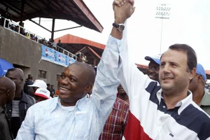 Tỉ phú ngồi tù vì lừa đảo giúp Arsenal vô địch Premier League