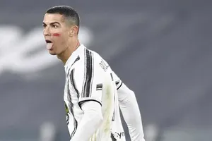 Ronaldo ghi cả hai bàn thắng giải cứu Juventus
