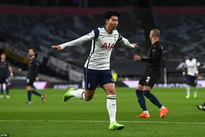 Tottenham hạ gục Man City lên đỉnh Premier League
