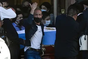 Maradona về nơi an nghỉ cuối cùng: Vĩnh biệt Cậu bé vàng